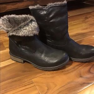 Candie’s black boots